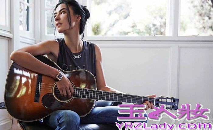 1980年5月24日出生于香港的张柏芝，1998年出演首部电影《喜剧之王》一炮而红，随后凭借其精湛的演绎与姣好的容颜在娱乐圈中大红大紫，更被封为新一代玉女掌门人，并于2006年9月与谢霆锋在菲律宾闪电结婚。但是好景不长，2012年8月张柏芝所在经纪公司发表锋芝夫妇离婚声明，两人六年婚姻正式划上句号，从此她便带着两个儿子共同生活。5月是母亲节，也是他与小儿子的生日，在这意义非凡的一个月份中，她被新加坡奢华时尚杂志《品 Prestige》邀请为该杂志拍摄了一组时尚大片，她也登上了该杂志5月刊的封面，从整组照片中，我们可以看到张柏芝素颜出镜，发型简单，T恤衫、牛仔裤，光着脚丫，眉宇间散发出阳光般的暖意，相信这也是她褪去浮华洗尽铅尘回归惬意新生活的新一面！