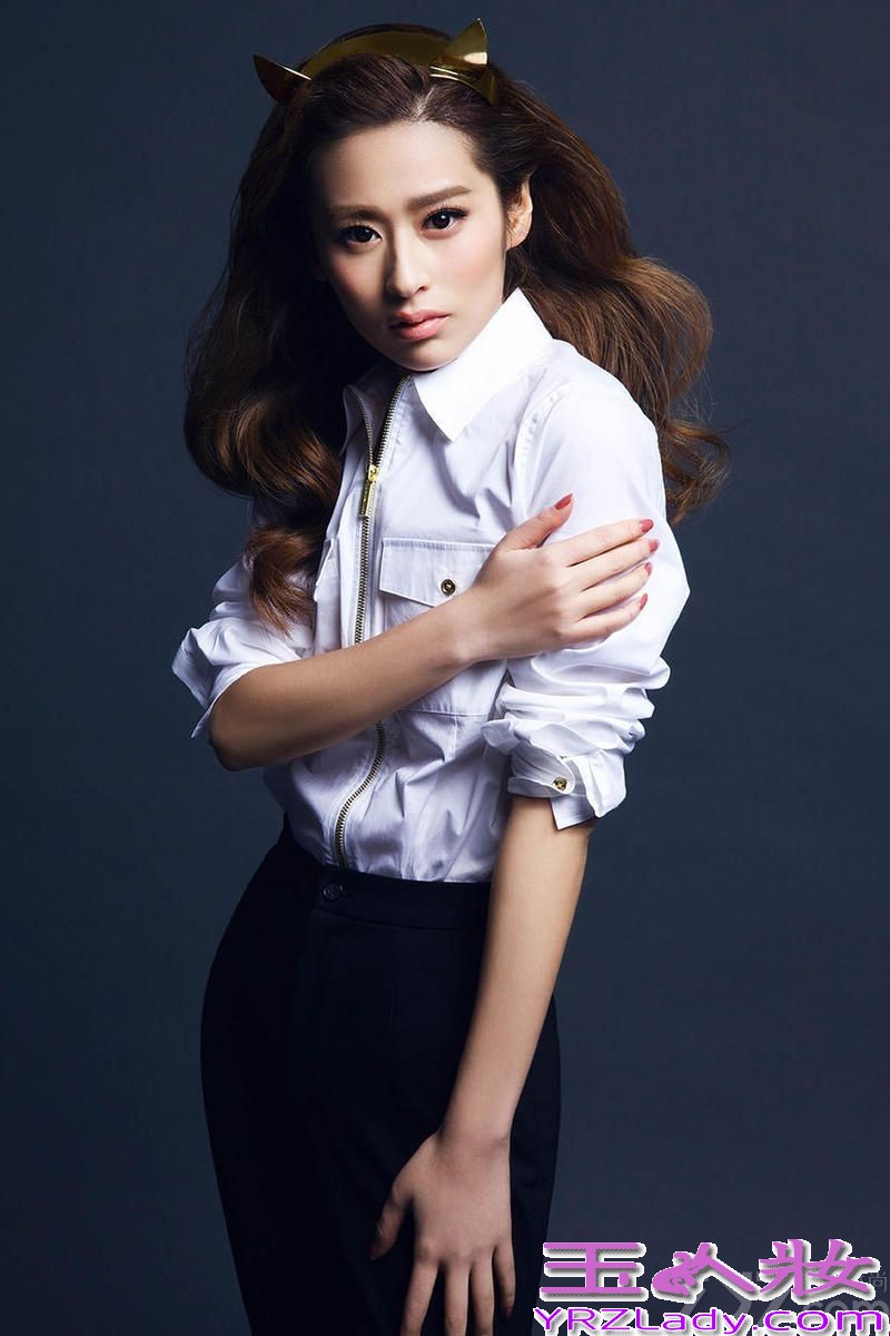 近日，新生代人气偶像颖儿曝光了一组白色制服主题时尚写真，她身穿修身的白色制服搭配猫耳朵造型头饰，变身“小野猫”的颖儿尽显性感俏皮诱惑。