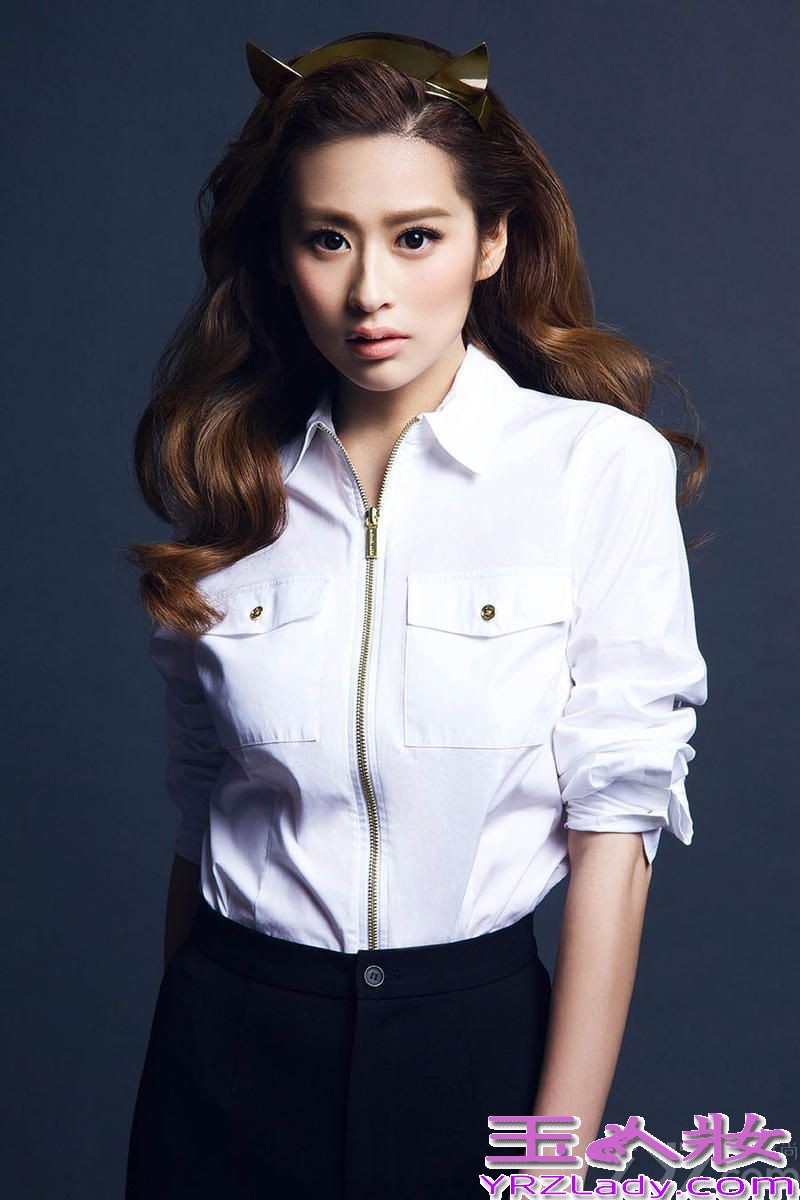 近日，新生代人气偶像颖儿曝光了一组白色制服主题时尚写真，她身穿修身的白色制服搭配猫耳朵造型头饰，变身“小野猫”的颖儿尽显性感俏皮诱惑。