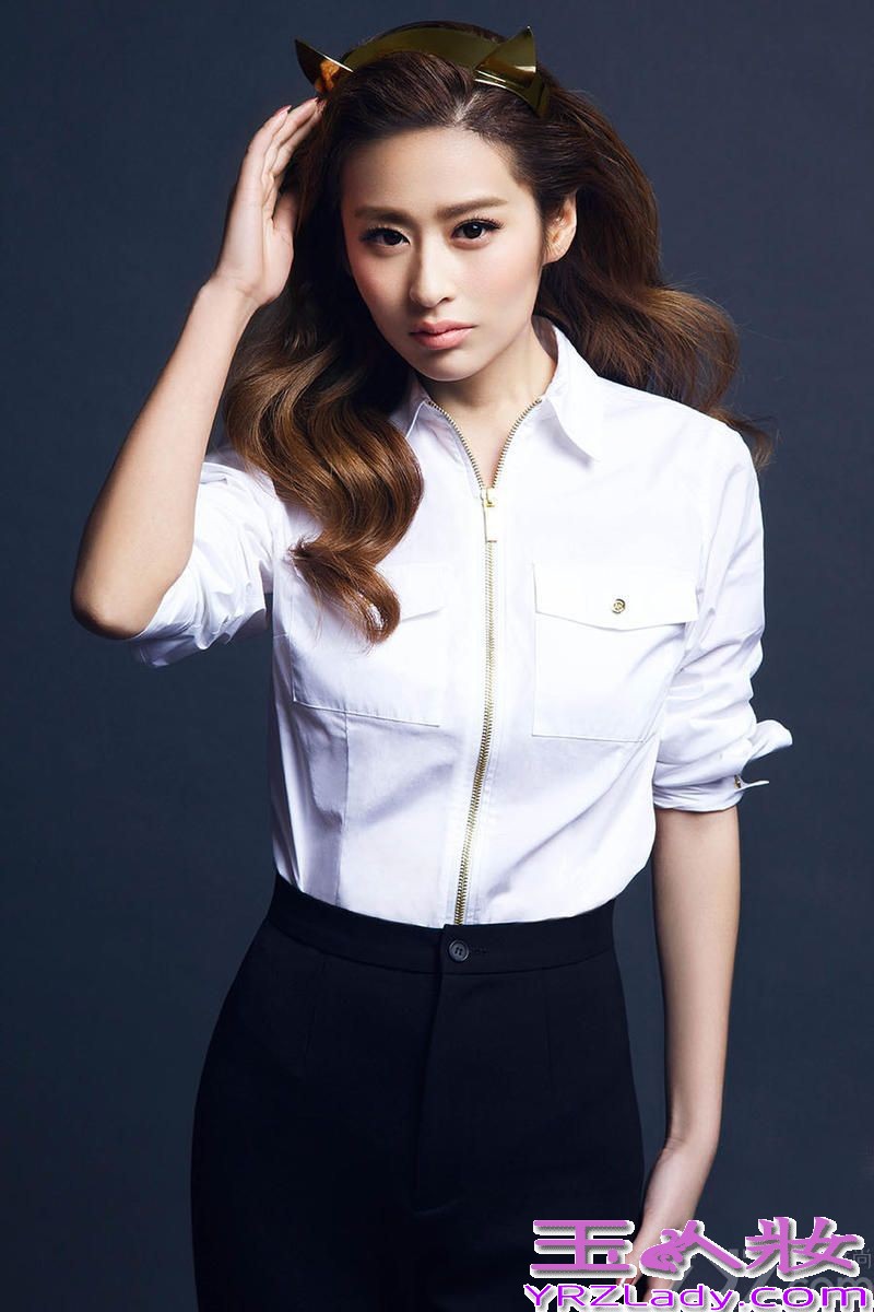 近日，新生代人气偶像颖儿曝光了一组白色制服主题时尚写真，她身穿修身的白色制服搭配猫耳朵造型头饰，变身“小野猫”的颖儿尽显性感俏皮诱惑。