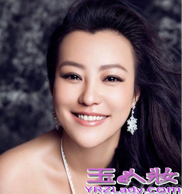 1978年11月1日出生于吉林省通化市东昌区的赫蕾，2003年出演娄烨导演的电影《颐和园》一炮而红，2007年与李光洁低调完婚，两年后分道扬镳，然后于2013年2月14日，郝蕾与圈外人老公在北京举办婚礼兼一对双胞胎儿子百日宴，她的两个儿子大儿子名为刘泰阁，二儿子名为刘泰郝，近日这位辣妈更是携双胞胎儿子拍摄写真，从照片照片中可以看出她的儿子非常可爱，而生产后的她美人依旧魅力未变！