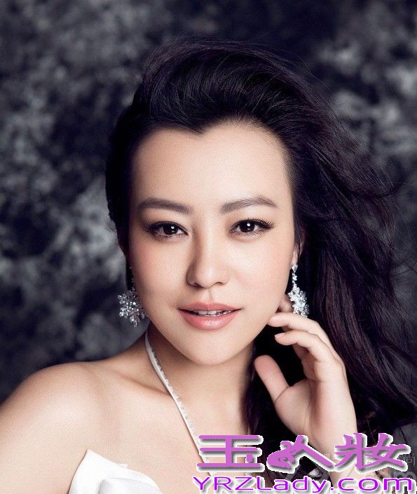 1978年11月1日出生于吉林省通化市东昌区的赫蕾，2003年出演娄烨导演的电影《颐和园》一炮而红，2007年与李光洁低调完婚，两年后分道扬镳，然后于2013年2月14日，郝蕾与圈外人老公在北京举办婚礼兼一对双胞胎儿子百日宴，她的两个儿子大儿子名为刘泰阁，二儿子名为刘泰郝，近日这位辣妈更是携双胞胎儿子拍摄写真，从照片照片中可以看出她的儿子非常可爱，而生产后的她美人依旧魅力未变！