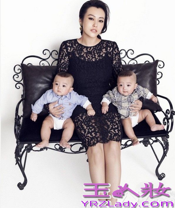 1978年11月1日出生于吉林省通化市东昌区的赫蕾，2003年出演娄烨导演的电影《颐和园》一炮而红，2007年与李光洁低调完婚，两年后分道扬镳，然后于2013年2月14日，郝蕾与圈外人老公在北京举办婚礼兼一对双胞胎儿子百日宴，她的两个儿子大儿子名为刘泰阁，二儿子名为刘泰郝，近日这位辣妈更是携双胞胎儿子拍摄写真，从照片照片中可以看出她的儿子非常可爱，而生产后的她美人依旧魅力未变！