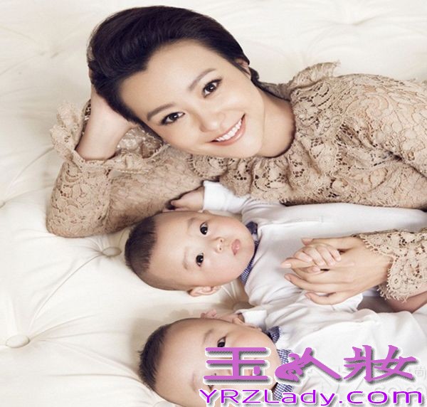 1978年11月1日出生于吉林省通化市东昌区的赫蕾，2003年出演娄烨导演的电影《颐和园》一炮而红，2007年与李光洁低调完婚，两年后分道扬镳，然后于2013年2月14日，郝蕾与圈外人老公在北京举办婚礼兼一对双胞胎儿子百日宴，她的两个儿子大儿子名为刘泰阁，二儿子名为刘泰郝，近日这位辣妈更是携双胞胎儿子拍摄写真，从照片照片中可以看出她的儿子非常可爱，而生产后的她美人依旧魅力未变！