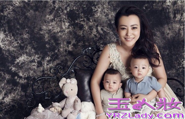 1978年11月1日出生于吉林省通化市东昌区的赫蕾，2003年出演娄烨导演的电影《颐和园》一炮而红，2007年与李光洁低调完婚，两年后分道扬镳，然后于2013年2月14日，郝蕾与圈外人老公在北京举办婚礼兼一对双胞胎儿子百日宴，她的两个儿子大儿子名为刘泰阁，二儿子名为刘泰郝，近日这位辣妈更是携双胞胎儿子拍摄写真，从照片照片中可以看出她的儿子非常可爱，而生产后的她美人依旧魅力未变！