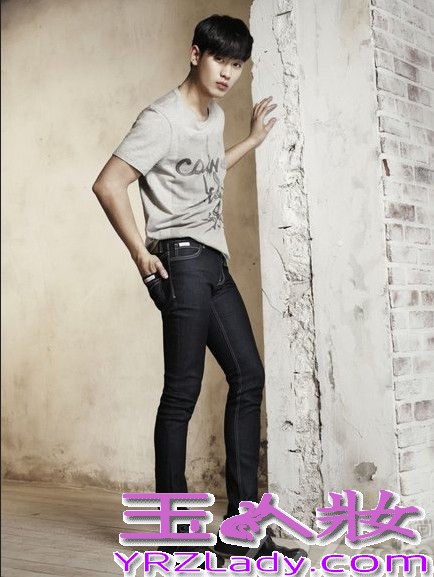 因为《来自星星的你》大红大紫的金秀贤，在剧中以冷男的形象让很多MM为之癫狂，冷酷的眼神展现了他独特的魅力。下面一起看看金秀贤最新写真图片，牛仔风尚帅气带感。