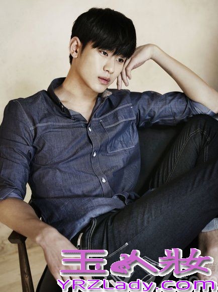 因为《来自星星的你》大红大紫的金秀贤，在剧中以冷男的形象让很多MM为之癫狂，冷酷的眼神展现了他独特的魅力。下面一起看看金秀贤最新写真图片，牛仔风尚帅气带感。