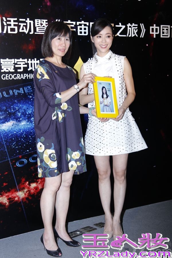 昨日（29日）张静初一袭清爽白色连身裙现身北京，出席国家地理频道与中国教育电视台三频道共同举办2014世界地球日特别活动, 暨《宇宙时空之旅》中国大陆首映礼。张静初作为国家地理频道邀请的2014世界地球日中国大陆地区形象大使，亲临发布会现场，分享自己的低碳行动，呼吁大家关注地球，关注环保，并与观众一起观赏了《宇宙时空之旅》首映精华版。