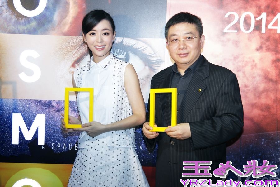 昨日（29日）张静初一袭清爽白色连身裙现身北京，出席国家地理频道与中国教育电视台三频道共同举办2014世界地球日特别活动, 暨《宇宙时空之旅》中国大陆首映礼。张静初作为国家地理频道邀请的2014世界地球日中国大陆地区形象大使，亲临发布会现场，分享自己的低碳行动，呼吁大家关注地球，关注环保，并与观众一起观赏了《宇宙时空之旅》首映精华版。