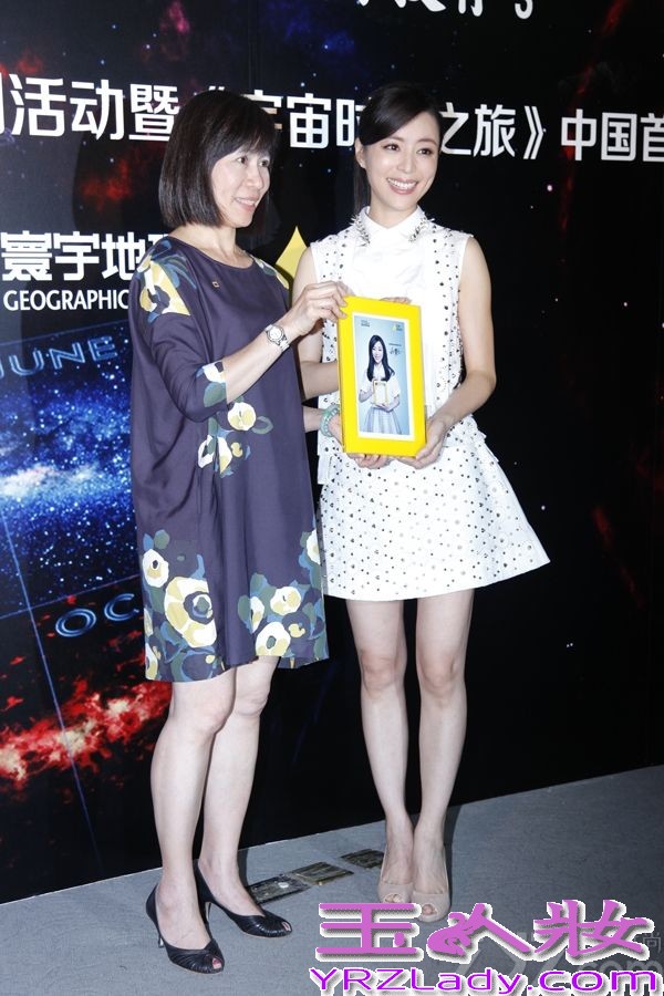 昨日（29日）张静初一袭清爽白色连身裙现身北京，出席国家地理频道与中国教育电视台三频道共同举办2014世界地球日特别活动, 暨《宇宙时空之旅》中国大陆首映礼。张静初作为国家地理频道邀请的2014世界地球日中国大陆地区形象大使，亲临发布会现场，分享自己的低碳行动，呼吁大家关注地球，关注环保，并与观众一起观赏了《宇宙时空之旅》首映精华版。