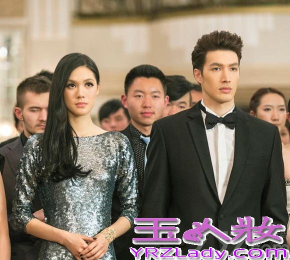 郭敬明执导的《小时代3：刺金时代》已确定7月17日全国公映，近日，也曝出了最新剧照，震东裸身躺玫瑰花海，周崇光“死亡”事件成为影片情节重要线索，杨幂、郭采洁痛哭反目闺蜜情陷入危机。现在就来看看吧！
