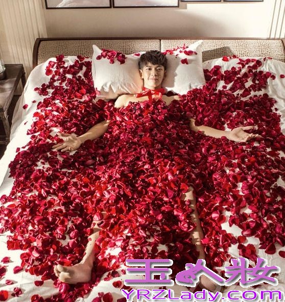 郭敬明执导的《小时代3：刺金时代》已确定7月17日全国公映，近日，也曝出了最新剧照，震东裸身躺玫瑰花海，周崇光“死亡”事件成为影片情节重要线索，杨幂、郭采洁痛哭反目闺蜜情陷入危机。现在就来看看吧！
