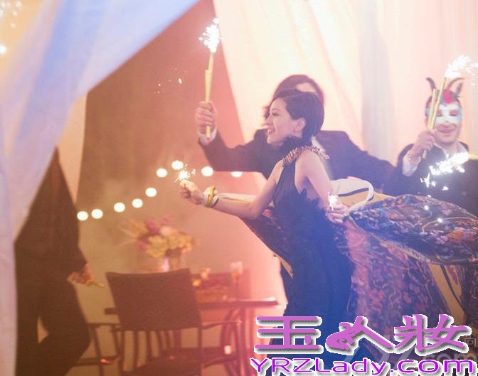 郭敬明执导的《小时代3：刺金时代》已确定7月17日全国公映，近日，也曝出了最新剧照，震东裸身躺玫瑰花海，周崇光“死亡”事件成为影片情节重要线索，杨幂、郭采洁痛哭反目闺蜜情陷入危机。现在就来看看吧！
