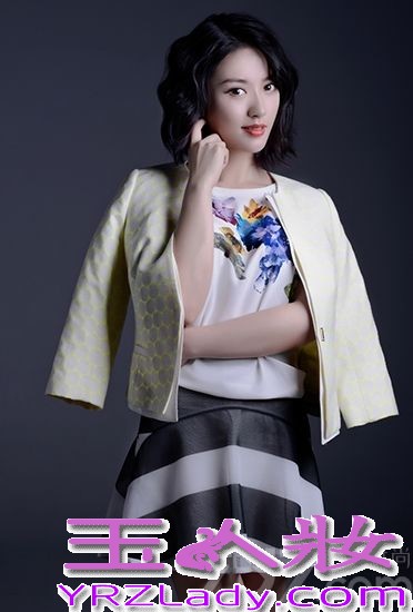 近日，新晋人气女演员单薇为《EASY》杂志拍摄了一组时尚大片。照片中， 单薇或是在冷色调的光影中目视前方，尽显内心平静与大气从容，或是身着华服端坐桌前，熟女优雅魅力展露无余。据悉，由单薇主演的电视剧《冷枪手》将于近期播出，该剧中单薇一改往日荧屏形象，亲身体验各种打戏、枪战、爆破等戏码，堪称中国版霹雳娇娃。