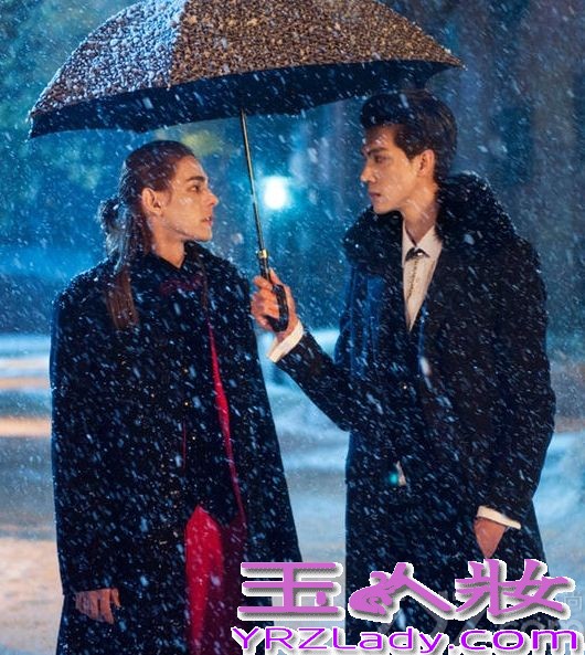 郭敬明执导的《小时代3：刺金时代》已确定7月17日全国公映，近日，也曝出了最新剧照，震东裸身躺玫瑰花海，周崇光“死亡”事件成为影片情节重要线索，杨幂、郭采洁痛哭反目闺蜜情陷入危机。现在就来看看吧！
