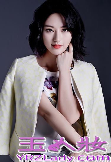 近日，新晋人气女演员单薇为《EASY》杂志拍摄了一组时尚大片。照片中， 单薇或是在冷色调的光影中目视前方，尽显内心平静与大气从容，或是身着华服端坐桌前，熟女优雅魅力展露无余。据悉，由单薇主演的电视剧《冷枪手》将于近期播出，该剧中单薇一改往日荧屏形象，亲身体验各种打戏、枪战、爆破等戏码，堪称中国版霹雳娇娃。