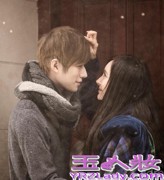 郭敬明执导的《小时代3：刺金时代》已确定7月17日全国公映，近日，也曝出了最新剧照，震东裸身躺玫瑰花海，周崇光“死亡”事件成为影片情节重要线索，杨幂、郭采洁痛哭反目闺蜜情陷入危机。现在就来看看吧！
