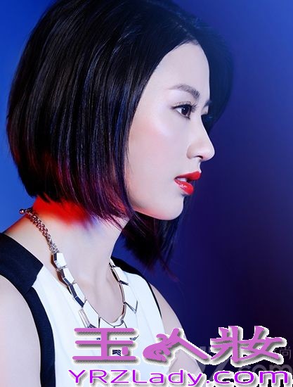 近日，新晋人气女演员单薇为《EASY》杂志拍摄了一组时尚大片。照片中， 单薇或是在冷色调的光影中目视前方，尽显内心平静与大气从容，或是身着华服端坐桌前，熟女优雅魅力展露无余。据悉，由单薇主演的电视剧《冷枪手》将于近期播出，该剧中单薇一改往日荧屏形象，亲身体验各种打戏、枪战、爆破等戏码，堪称中国版霹雳娇娃。