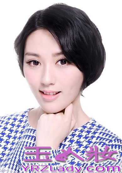 近日，新晋人气女演员单薇为《EASY》杂志拍摄了一组时尚大片。照片中， 单薇或是在冷色调的光影中目视前方，尽显内心平静与大气从容，或是身着华服端坐桌前，熟女优雅魅力展露无余。据悉，由单薇主演的电视剧《冷枪手》将于近期播出，该剧中单薇一改往日荧屏形象，亲身体验各种打戏、枪战、爆破等戏码，堪称中国版霹雳娇娃。