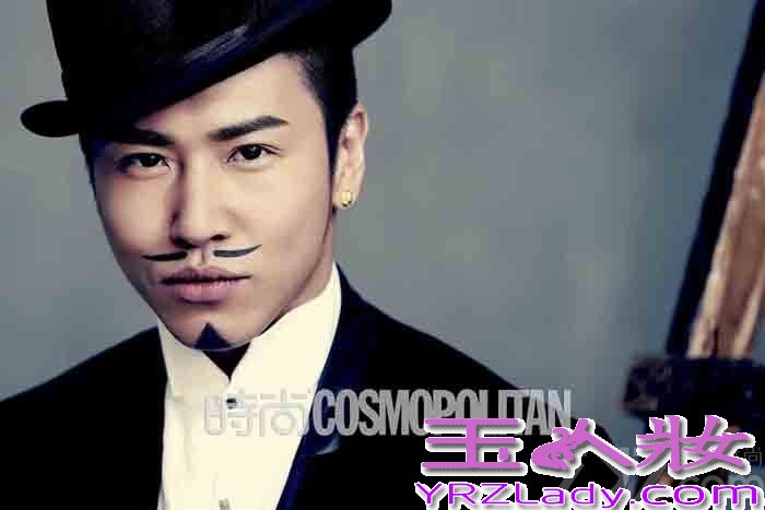 近日，“歌手”欧汉声受邀为《时尚COSMO》5月刊拍摄的一组时尚大片曝光。写真中，做回歌手展露深情内敛本色的欧汉声，不改幽默搞笑一面。画上俏皮胡子搭配西装与礼帽化身时尚先生，在镜头前表现得张力十足。嘴角一抹似有若无的坏笑，神秘而充满诱惑，可爱俏皮又不失性感男人味。