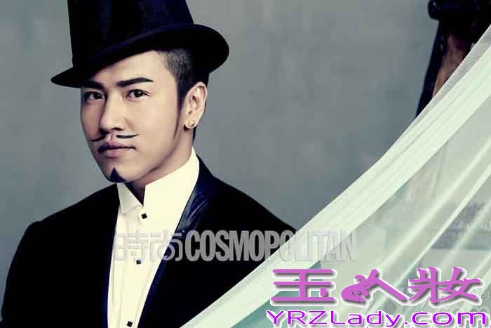 近日，“歌手”欧汉声受邀为《时尚COSMO》5月刊拍摄的一组时尚大片曝光。写真中，做回歌手展露深情内敛本色的欧汉声，不改幽默搞笑一面。画上俏皮胡子搭配西装与礼帽化身时尚先生，在镜头前表现得张力十足。嘴角一抹似有若无的坏笑，神秘而充满诱惑，可爱俏皮又不失性感男人味。