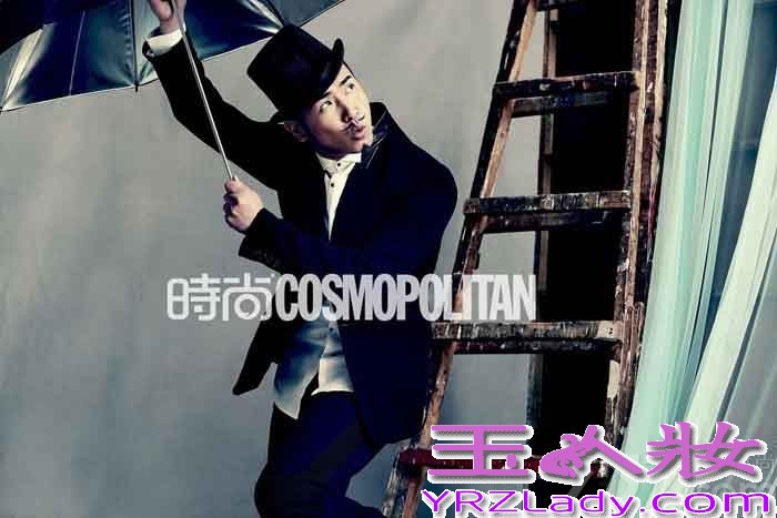 近日，“歌手”欧汉声受邀为《时尚COSMO》5月刊拍摄的一组时尚大片曝光。写真中，做回歌手展露深情内敛本色的欧汉声，不改幽默搞笑一面。画上俏皮胡子搭配西装与礼帽化身时尚先生，在镜头前表现得张力十足。嘴角一抹似有若无的坏笑，神秘而充满诱惑，可爱俏皮又不失性感男人味。