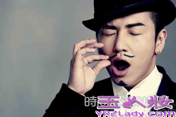 近日，“歌手”欧汉声受邀为《时尚COSMO》5月刊拍摄的一组时尚大片曝光。写真中，做回歌手展露深情内敛本色的欧汉声，不改幽默搞笑一面。画上俏皮胡子搭配西装与礼帽化身时尚先生，在镜头前表现得张力十足。嘴角一抹似有若无的坏笑，神秘而充满诱惑，可爱俏皮又不失性感男人味。