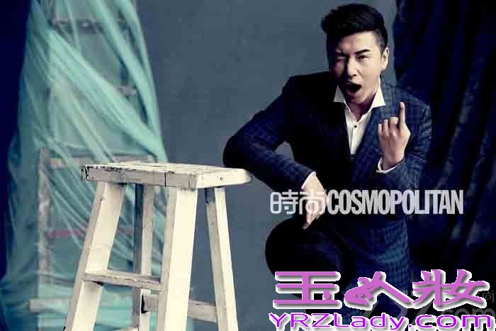 近日，“歌手”欧汉声受邀为《时尚COSMO》5月刊拍摄的一组时尚大片曝光。写真中，做回歌手展露深情内敛本色的欧汉声，不改幽默搞笑一面。画上俏皮胡子搭配西装与礼帽化身时尚先生，在镜头前表现得张力十足。嘴角一抹似有若无的坏笑，神秘而充满诱惑，可爱俏皮又不失性感男人味。