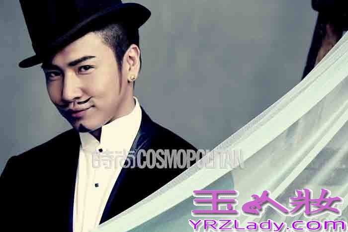 近日，“歌手”欧汉声受邀为《时尚COSMO》5月刊拍摄的一组时尚大片曝光。写真中，做回歌手展露深情内敛本色的欧汉声，不改幽默搞笑一面。画上俏皮胡子搭配西装与礼帽化身时尚先生，在镜头前表现得张力十足。嘴角一抹似有若无的坏笑，神秘而充满诱惑，可爱俏皮又不失性感男人味。