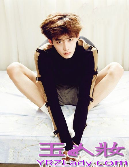 一直以清纯美少年造型出现在荧屏上的李钟硕，颠覆了以往的形象，拍摄了一组写真集，尽显出男儿本色，深藏不露的身材让宅女们口水直流，彩绘纹身更是彰显出霸气的极致诱惑感，快来一起看看李钟硕魅力写真集图片吧！