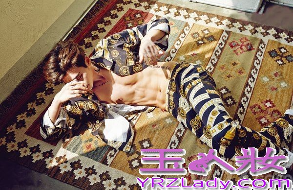 一直以清纯美少年造型出现在荧屏上的李钟硕，颠覆了以往的形象，拍摄了一组写真集，尽显出男儿本色，深藏不露的身材让宅女们口水直流，彩绘纹身更是彰显出霸气的极致诱惑感，快来一起看看李钟硕魅力写真集图片吧！