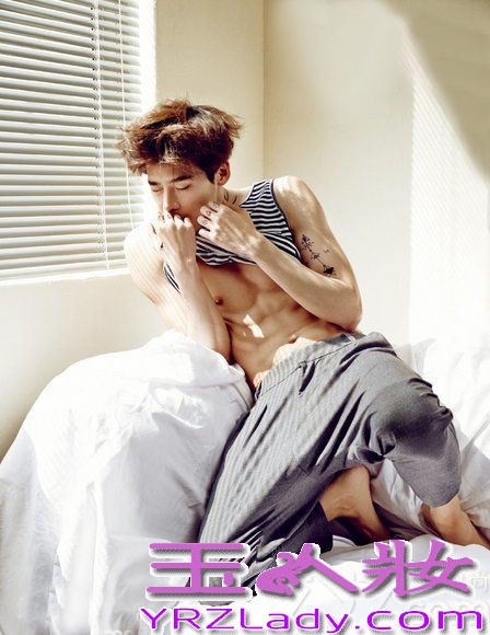 一直以清纯美少年造型出现在荧屏上的李钟硕，颠覆了以往的形象，拍摄了一组写真集，尽显出男儿本色，深藏不露的身材让宅女们口水直流，彩绘纹身更是彰显出霸气的极致诱惑感，快来一起看看李钟硕魅力写真集图片吧！