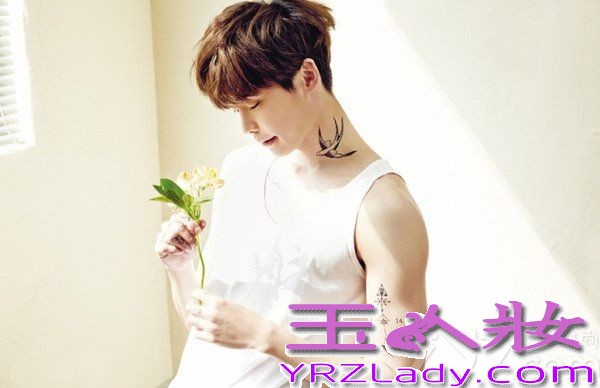 一直以清纯美少年造型出现在荧屏上的李钟硕，颠覆了以往的形象，拍摄了一组写真集，尽显出男儿本色，深藏不露的身材让宅女们口水直流，彩绘纹身更是彰显出霸气的极致诱惑感，快来一起看看李钟硕魅力写真集图片吧！