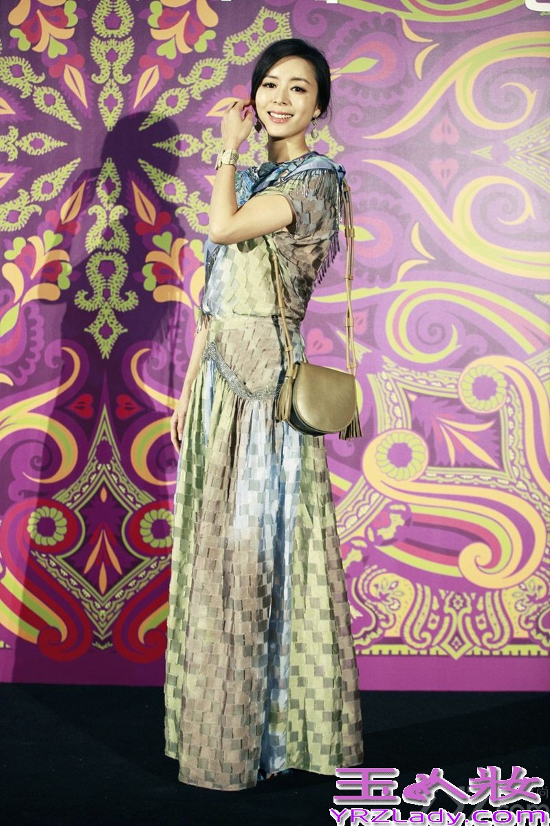 日前，张静初一袭飘逸印花长裙亮相某品牌中国之夜酒会，渐变色薄纱拼接长裙与精致妆容相得益彰，优雅古典的同时，彰显出一股浓浓的意式风情。被问及近期动向，张静初表示，新剧《一场奋不顾身的爱情》在结束柬埔寨的拍摄后目前已转场北京，预计6月杀青，期待年底与观众见面。