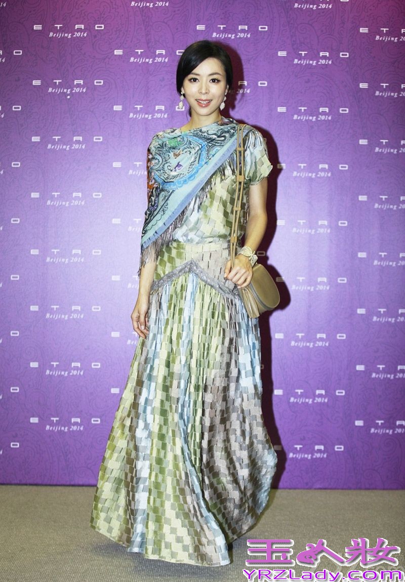 日前，张静初一袭飘逸印花长裙亮相某品牌中国之夜酒会，渐变色薄纱拼接长裙与精致妆容相得益彰，优雅古典的同时，彰显出一股浓浓的意式风情。被问及近期动向，张静初表示，新剧《一场奋不顾身的爱情》在结束柬埔寨的拍摄后目前已转场北京，预计6月杀青，期待年底与观众见面。