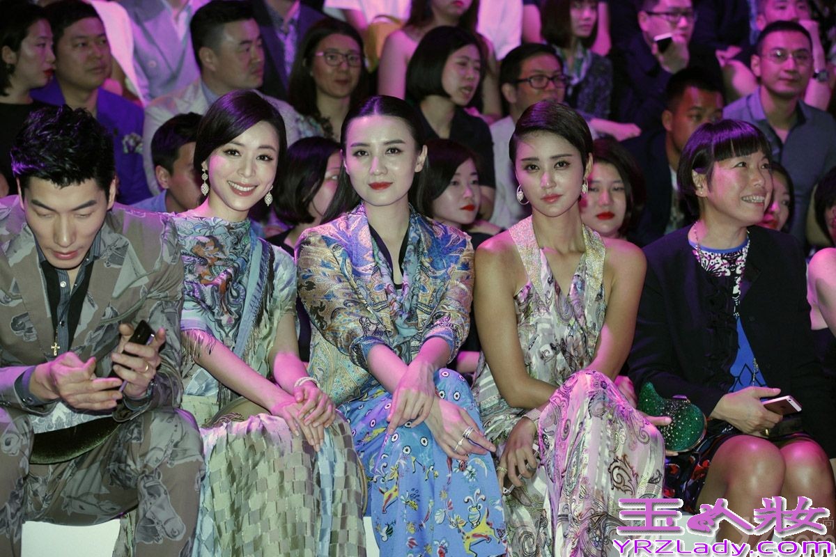 日前，张静初一袭飘逸印花长裙亮相某品牌中国之夜酒会，渐变色薄纱拼接长裙与精致妆容相得益彰，优雅古典的同时，彰显出一股浓浓的意式风情。被问及近期动向，张静初表示，新剧《一场奋不顾身的爱情》在结束柬埔寨的拍摄后目前已转场北京，预计6月杀青，期待年底与观众见面。