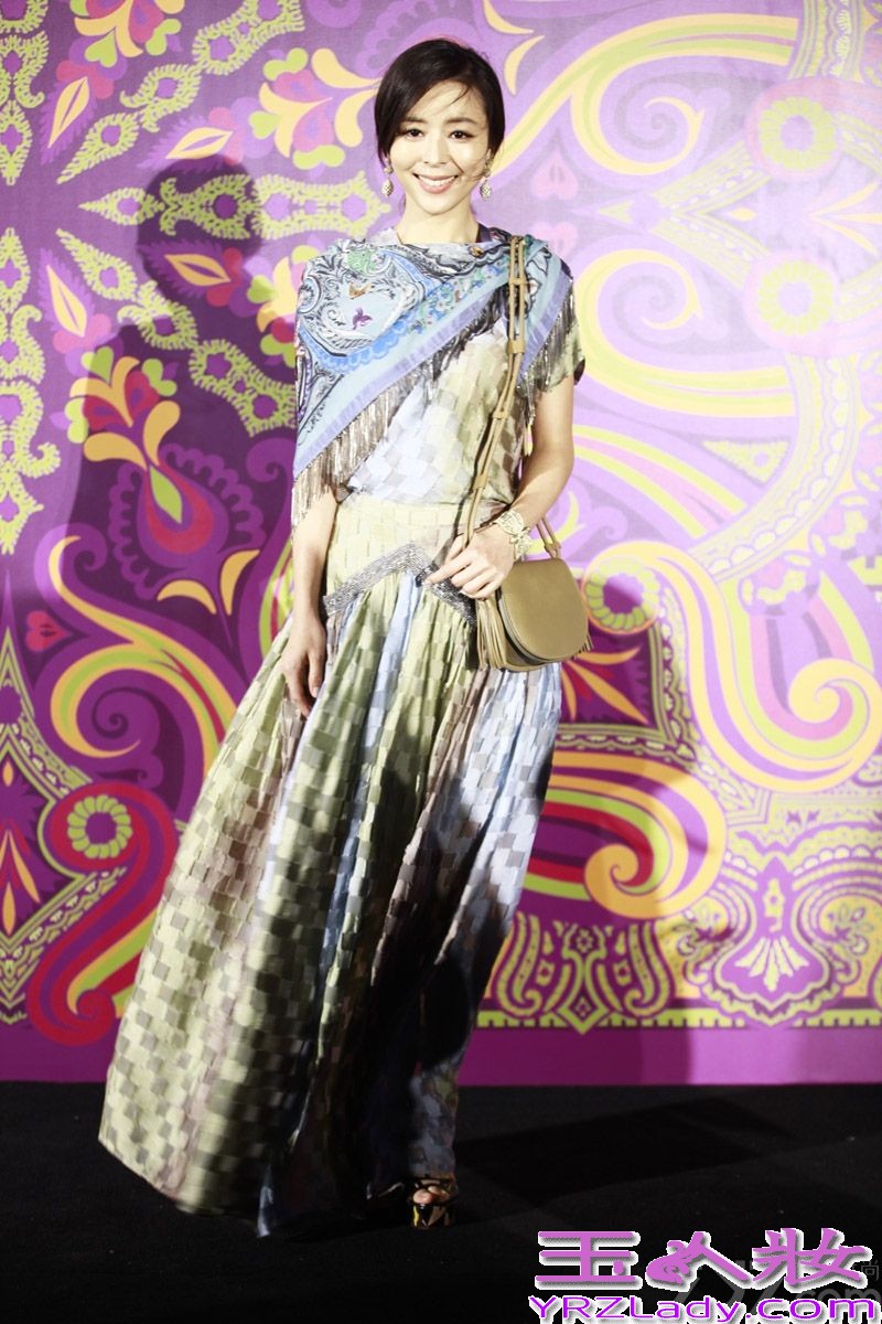 日前，张静初一袭飘逸印花长裙亮相某品牌中国之夜酒会，渐变色薄纱拼接长裙与精致妆容相得益彰，优雅古典的同时，彰显出一股浓浓的意式风情。被问及近期动向，张静初表示，新剧《一场奋不顾身的爱情》在结束柬埔寨的拍摄后目前已转场北京，预计6月杀青，期待年底与观众见面。