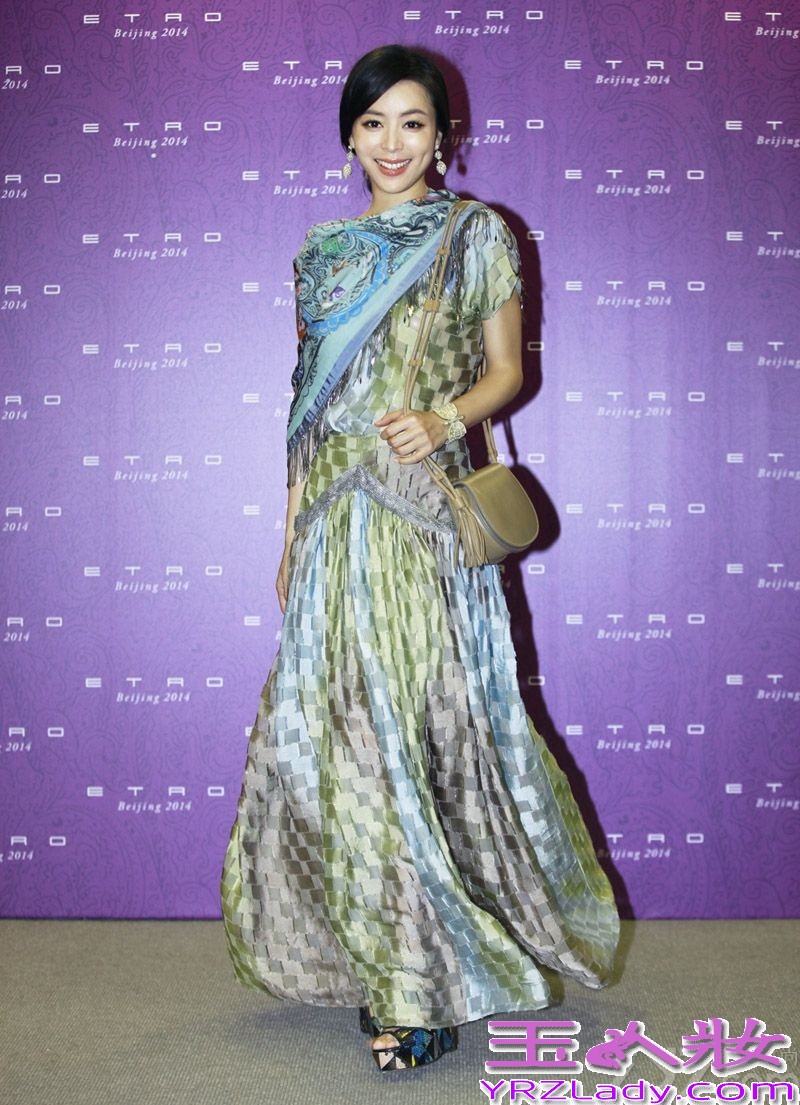 日前，张静初一袭飘逸印花长裙亮相某品牌中国之夜酒会，渐变色薄纱拼接长裙与精致妆容相得益彰，优雅古典的同时，彰显出一股浓浓的意式风情。被问及近期动向，张静初表示，新剧《一场奋不顾身的爱情》在结束柬埔寨的拍摄后目前已转场北京，预计6月杀青，期待年底与观众见面。