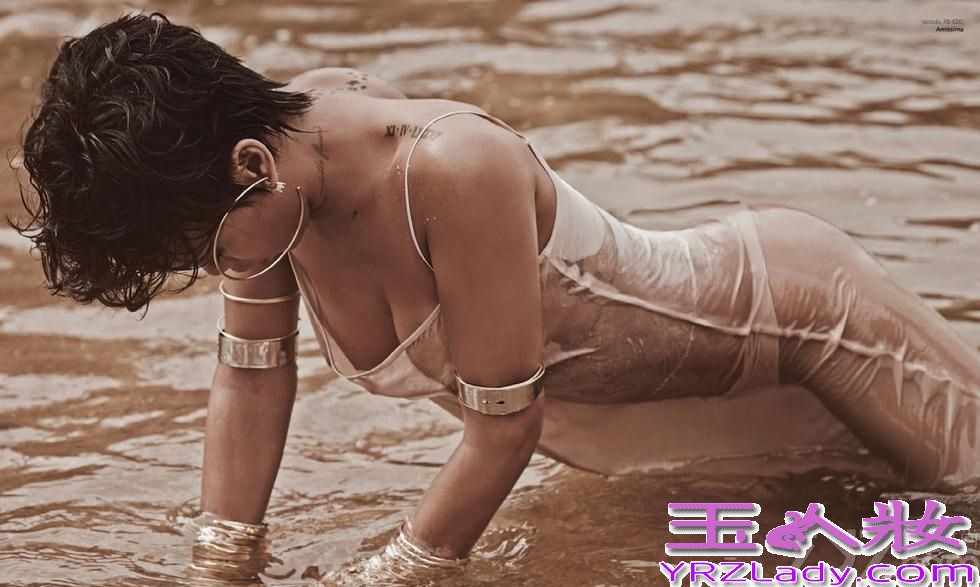 近日，欧美流行小天后蕾哈娜（Rihanna）为巴西版《Vogue》39周年刊所拍摄的封面故事——主题名为《RIRI Tropical》。第四次成为Vogue封面女郎的蕾哈娜，在巴西格兰德岛的热带海滩上，让摄影师Mariano Vivanco掌镜记录她的化身为复古热带女郎的整个过程。健康的古铜肌、丰腴的身材，都是她标志性的个人特色，混淆着天真与性感两种截然不同的韵味。