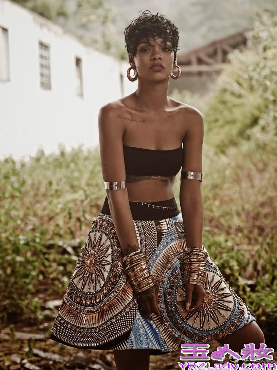 近日，欧美流行小天后蕾哈娜（Rihanna）为巴西版《Vogue》39周年刊所拍摄的封面故事——主题名为《RIRI Tropical》。第四次成为Vogue封面女郎的蕾哈娜，在巴西格兰德岛的热带海滩上，让摄影师Mariano Vivanco掌镜记录她的化身为复古热带女郎的整个过程。健康的古铜肌、丰腴的身材，都是她标志性的个人特色，混淆着天真与性感两种截然不同的韵味。