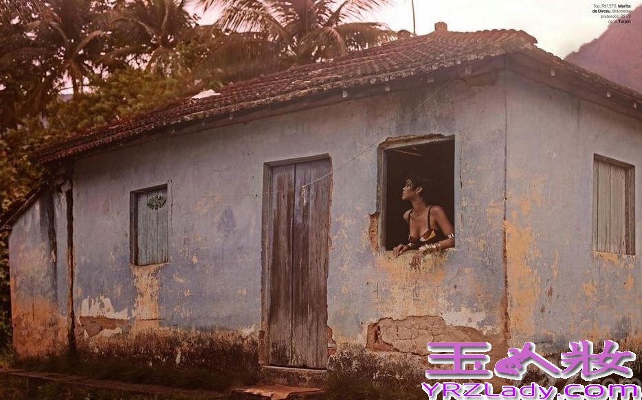 近日，欧美流行小天后蕾哈娜（Rihanna）为巴西版《Vogue》39周年刊所拍摄的封面故事——主题名为《RIRI Tropical》。第四次成为Vogue封面女郎的蕾哈娜，在巴西格兰德岛的热带海滩上，让摄影师Mariano Vivanco掌镜记录她的化身为复古热带女郎的整个过程。健康的古铜肌、丰腴的身材，都是她标志性的个人特色，混淆着天真与性感两种截然不同的韵味。