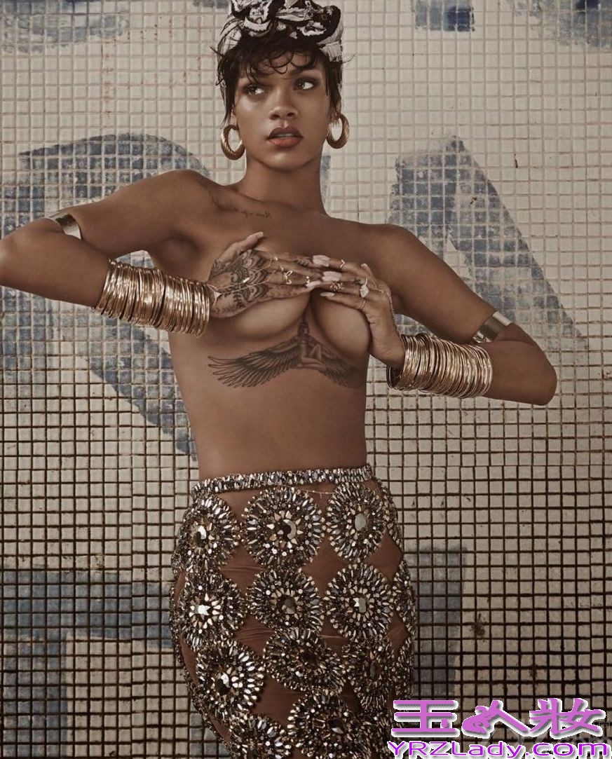 近日，欧美流行小天后蕾哈娜（Rihanna）为巴西版《Vogue》39周年刊所拍摄的封面故事——主题名为《RIRI Tropical》。第四次成为Vogue封面女郎的蕾哈娜，在巴西格兰德岛的热带海滩上，让摄影师Mariano Vivanco掌镜记录她的化身为复古热带女郎的整个过程。健康的古铜肌、丰腴的身材，都是她标志性的个人特色，混淆着天真与性感两种截然不同的韵味。
