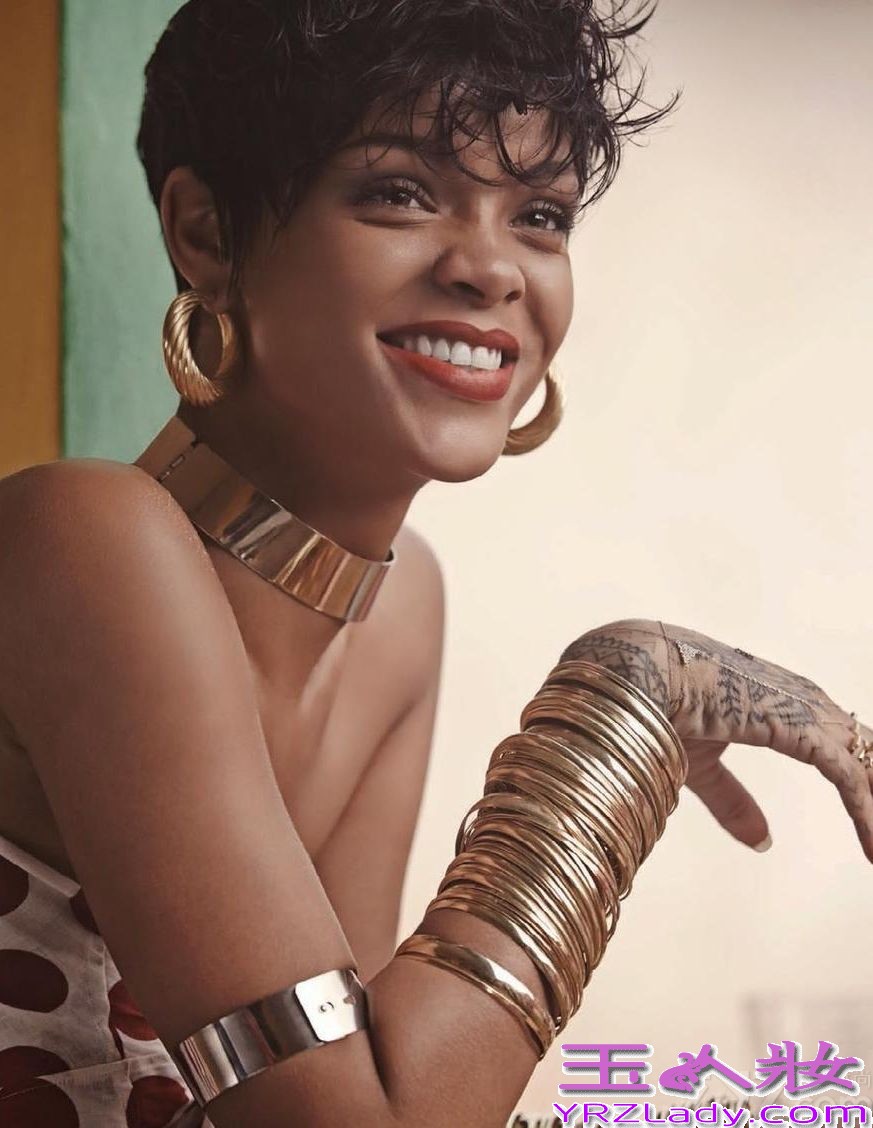近日，欧美流行小天后蕾哈娜（Rihanna）为巴西版《Vogue》39周年刊所拍摄的封面故事——主题名为《RIRI Tropical》。第四次成为Vogue封面女郎的蕾哈娜，在巴西格兰德岛的热带海滩上，让摄影师Mariano Vivanco掌镜记录她的化身为复古热带女郎的整个过程。健康的古铜肌、丰腴的身材，都是她标志性的个人特色，混淆着天真与性感两种截然不同的韵味。