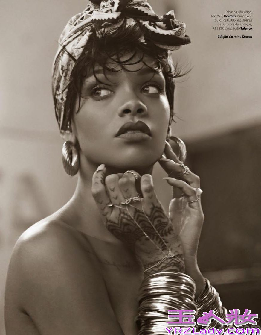 近日，欧美流行小天后蕾哈娜（Rihanna）为巴西版《Vogue》39周年刊所拍摄的封面故事——主题名为《RIRI Tropical》。第四次成为Vogue封面女郎的蕾哈娜，在巴西格兰德岛的热带海滩上，让摄影师Mariano Vivanco掌镜记录她的化身为复古热带女郎的整个过程。健康的古铜肌、丰腴的身材，都是她标志性的个人特色，混淆着天真与性感两种截然不同的韵味。