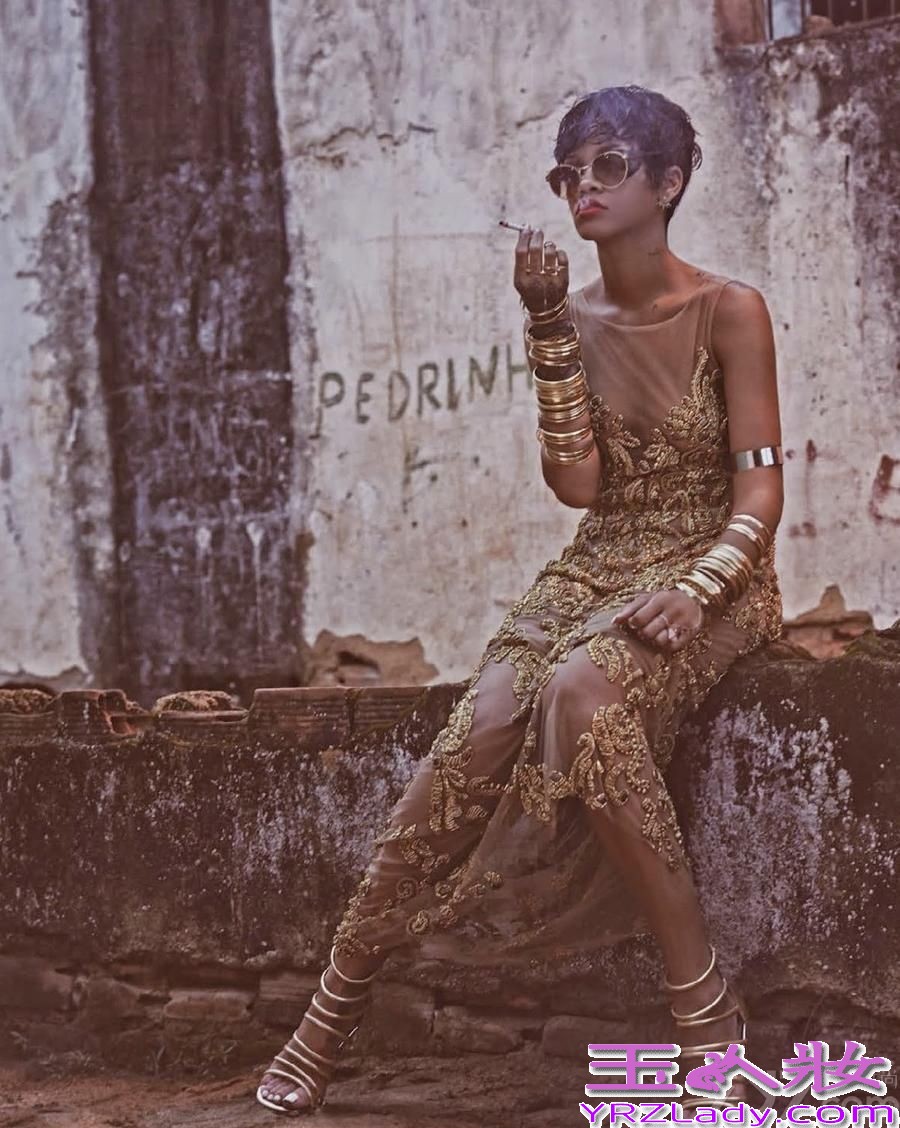 近日，欧美流行小天后蕾哈娜（Rihanna）为巴西版《Vogue》39周年刊所拍摄的封面故事——主题名为《RIRI Tropical》。第四次成为Vogue封面女郎的蕾哈娜，在巴西格兰德岛的热带海滩上，让摄影师Mariano Vivanco掌镜记录她的化身为复古热带女郎的整个过程。健康的古铜肌、丰腴的身材，都是她标志性的个人特色，混淆着天真与性感两种截然不同的韵味。