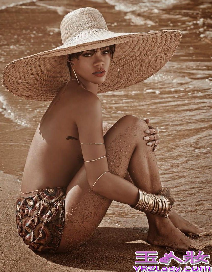 近日，欧美流行小天后蕾哈娜（Rihanna）为巴西版《Vogue》39周年刊所拍摄的封面故事——主题名为《RIRI Tropical》。第四次成为Vogue封面女郎的蕾哈娜，在巴西格兰德岛的热带海滩上，让摄影师Mariano Vivanco掌镜记录她的化身为复古热带女郎的整个过程。健康的古铜肌、丰腴的身材，都是她标志性的个人特色，混淆着天真与性感两种截然不同的韵味。