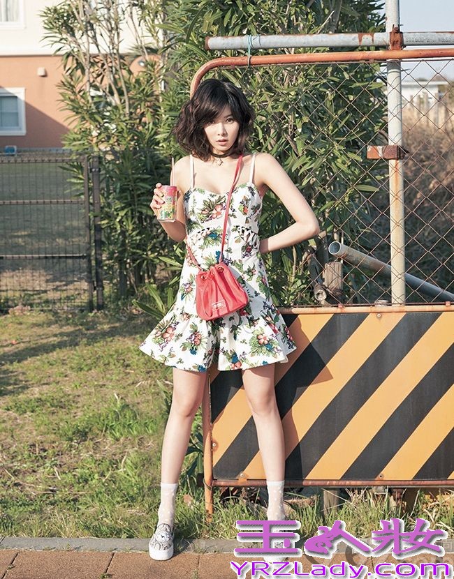 性感小野猫泫雅近日某为时尚杂志拍摄了一组写真海报，在这组写真中，泫雅穿着碎花裙装以及牛仔外套，将充满浪漫爱情的樱花作为背景，秀出小野猫另外一番清爽的迷人外貌，东京街头的清新风格使人看到图片便会觉得很舒服。