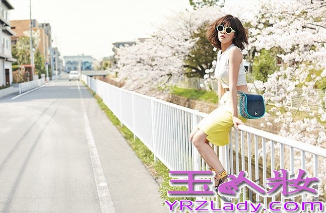 性感小野猫泫雅近日某为时尚杂志拍摄了一组写真海报，在这组写真中，泫雅穿着碎花裙装以及牛仔外套，将充满浪漫爱情的樱花作为背景，秀出小野猫另外一番清爽的迷人外貌，东京街头的清新风格使人看到图片便会觉得很舒服。