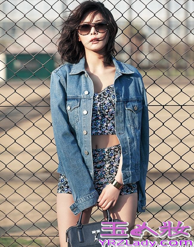 性感小野猫泫雅近日某为时尚杂志拍摄了一组写真海报，在这组写真中，泫雅穿着碎花裙装以及牛仔外套，将充满浪漫爱情的樱花作为背景，秀出小野猫另外一番清爽的迷人外貌，东京街头的清新风格使人看到图片便会觉得很舒服。