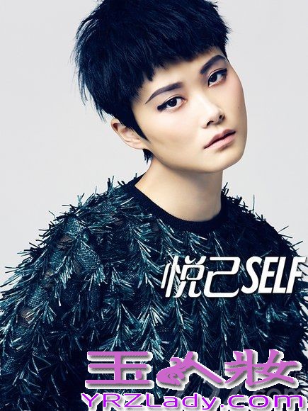 1984年3月10日出生于四川成都的李宇春，于2005年参加“超级女声”比赛荣获冠军，由于其独特的个人魅力成为中国内地炙手可热的歌手，近年来更是享誉国际星途坦荡，被称为内地的“舞蹈皇后”，李宇春成就了乐坛奇迹的同时也证明了中国偶像的世界影响力，今天就让我们看看李宇春的时尚写真大片，解析她独特的春式魅力！